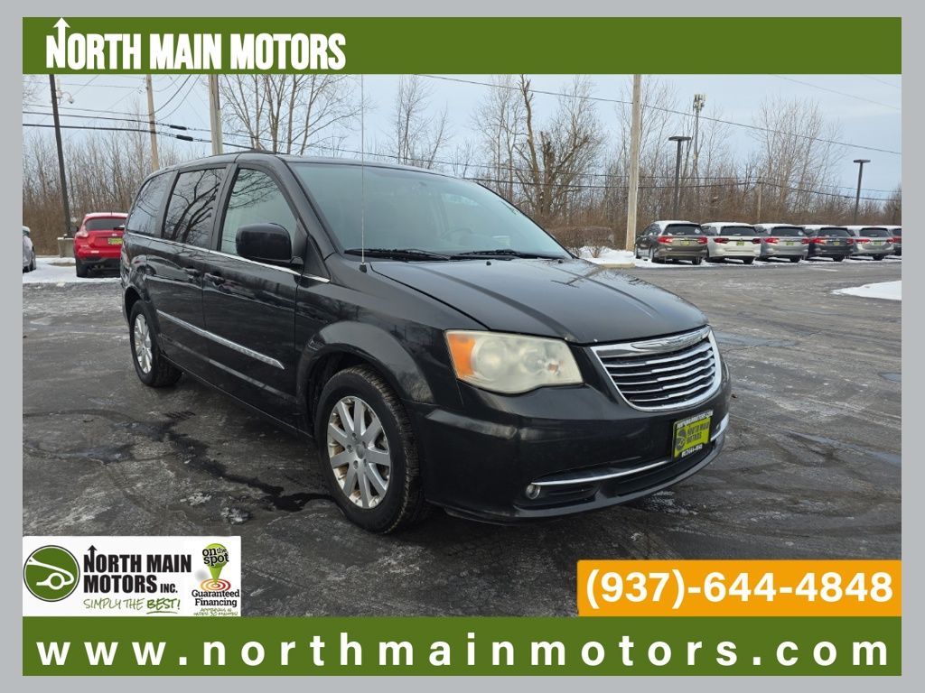 2013 Chrysler Town & Country Touring's photo