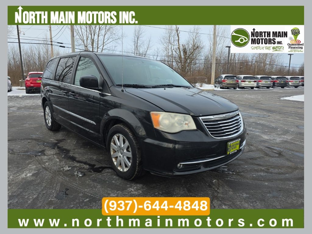 2013 Chrysler Town & Country Touring's photo
