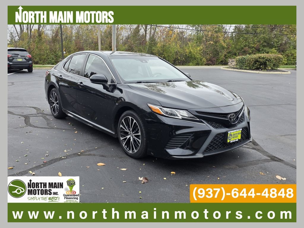 2018 Toyota Camry SE's photo